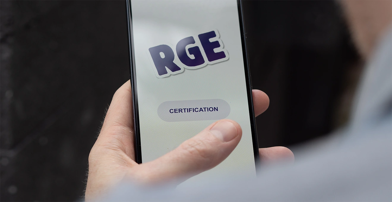 Technicien certifié RGE installant une pompe à chaleur avec raccordements frigorifiques lors d'une intervention de rénovation énergétique professionnelle